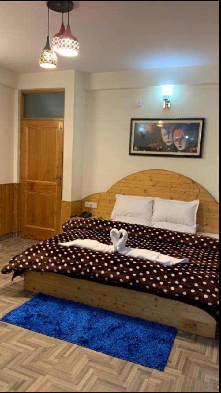 Hotel Hadimba Regency ! Free 4 Wheeler Parking ! Mountain View Rooms ! Near Mall Road Manali Bagian luar foto